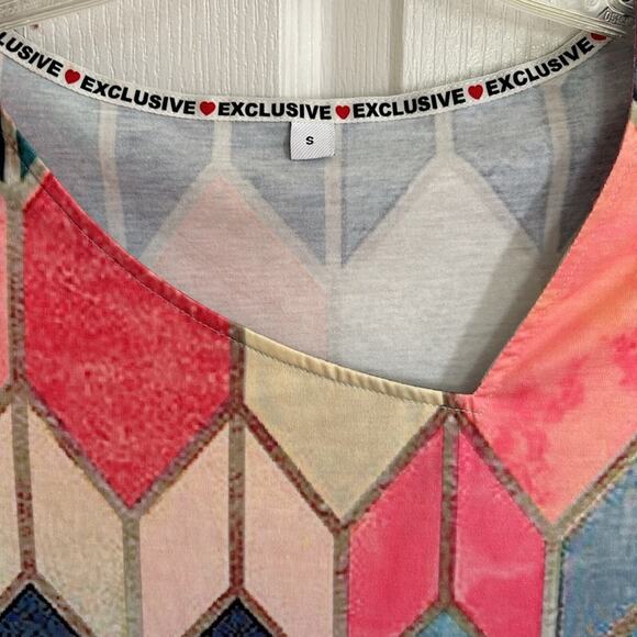 Exclusive size, small geometric design, short sleeve top lightweight - Picture 2 of 6